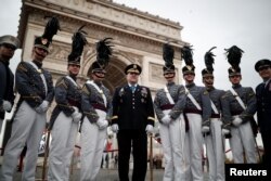 Cadetes de West Point posan antes de una ceremonia de conmemoración por el Día del Armisticio, 100 años después del fin de la Primera Guerra Mundial en el Arco del Triunfo, en París, Francia, el 11 de noviembre de 2018.