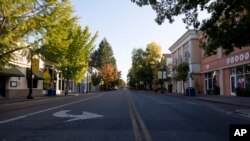 El centro de Healdsburg, California, luce vacío debido al incendio Kincade que forzó a evacuaciones obligatorias en el condado Sonoma, el sábado 26 de octubre de 2019. AP/Ethan Swope.