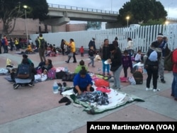 Sobre el frío suelo del lado mexicano de la frontera (A.Martínez/VOA).
