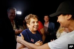 La candidata demócrata a la Cámara de Representantes de EE.UU. Donna Shalala habla con partidarios en Little Havana, Miami, el martes, 28 de agosto de 2018.