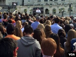 La multitud afuera del Capitolio ve el discurso del papa en pantallas gigantes. [Foto: Gioconda Reynolds, VOAQ]