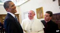 Foto de archivo del 27 de marzo del 2014 en donde el presidente Barack Obama se encuentra con el Papa Francisco durante su intercambio de regalos en el Vaticano.