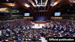 Avropa Parlamenti Bakını insan hüquqlarının kütləvi və kobud şəkildə pozulmasına görə tənqid edən “Azərbaycanda Mehman Hüseynovun işi” adlı 2019/2511 saylı qətnaməni 533 səslə qəbul edib.
