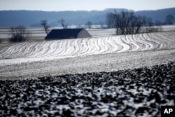 El sol se refleja en este campo lleno de nieve y hielo en Ronks, Pennsylvania. Enero 2, 2018.