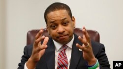El reemplazo del gobernador de Virginia sería el teniente Justin Fairfax. Recientemente una acusación de acoso salió a luz.