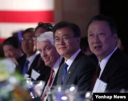 문재인(오른쪽 두번째) 한국 대통령이 28일 워싱턴 DC 미국 상공회의소에서 열린 비즈니스 서밋에서 양국 경제인들과 함께 자리한 모습.