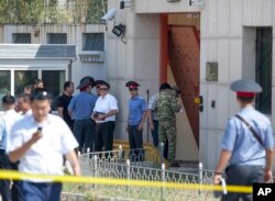 2016年8月30日中国驻吉尔吉斯斯坦大使馆自杀炸弹爆炸后警察封锁了现场。