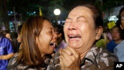 13일 태국 왕실이 푸미폰 아둔야뎃 국왕의 서거를 발표한 직후, 태국 수도 방콕의 시리라지 병원 앞에서 푸미폰 병세 회복을 기원하던 시민들이 격한 반응을 보이고 있다.