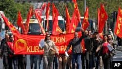 Manifestantes marchan durante el Día Internacional del Trabajo en Estabmul, Turquía, el martes, 1 de mayo, de 2018.