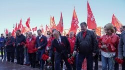 Članovi ruske Komunističke partije i njen lider Genadi Zjuganov polažu cveće na Grob neznanog junaka u Moskvi, 1. maja 2021.