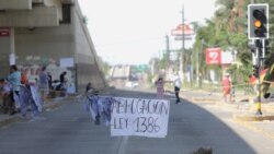 Una calle bloqueada con un cartel que demanda la anulación de un proyecto de ley en Santa Cruz, Bolivia, el 9 de noviembre de 2021.