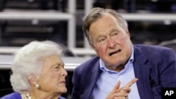 El ex presidente George H.W. Bush y su esposa Barbara Bush, son vistos en un juego de básquetbol universitario en Houston, Texas, el 29 de marzo, de 2015.