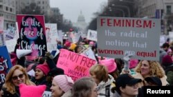 Miles de personas participan en la Tercera Marcha Anual de Mujeres en Freedom Plaza, Washington. Enero 19, 2019.