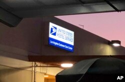 Exterior de una oficina del Servicio de Correos de EE.UU. en Los Angeles, donde se encontró un paquete con explosivos dirigido a la legisladora demócrata Maxine Waters. Oct. 24 de 2018.