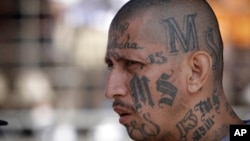 Archivo - Miembro de la banda MS-13 asiste a una misa en el centro penitenciario de Ciudad Barrios, El Salvador. 26 de marzo, 2012.