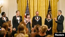 Obama, derecha aplaude a los homenajeados al final de la recepción en la Casa Blanca previa a la gala en el Kennedy Center.