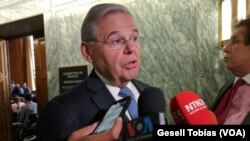 El senador demócrata Robert Menéndez dice que su partido está a favor de resolver el tema de DACA por separado de una amplia reforma al sistema de inmigración de EE.UU.
