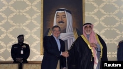 Leon Panetta saluda al ministro de Defensa de Kuwait, Sheik Ahmad Al-Khaled Al Sabah.
