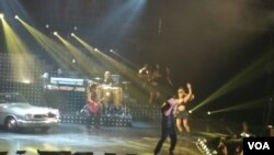 Ricky Martin canta y baila "Living la vida loca".