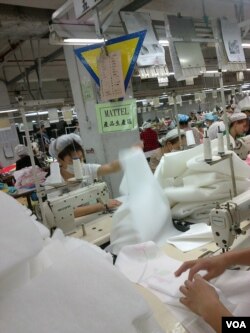 东莞广达塑胶制品厂的工人正在为美国美泰玩具赶工