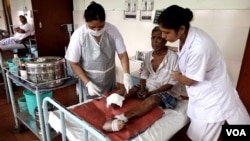 FILE - Nurses are dressing а wound on leprosy patient Gopal Bag, following amputation of his leg, at the Leprosy Mission Trust India hospital, Kolkata, Sept. 20 2016. (M. Hussain/VOA)