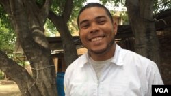 Diosmel López, venezolano, cruza diariamente del Táchira para Colombia y es voluntario en la Casa de Paso Divina Providencia de la arquidiócesis de Cúcuta. [Foto: Celia Mendoza, VOA].