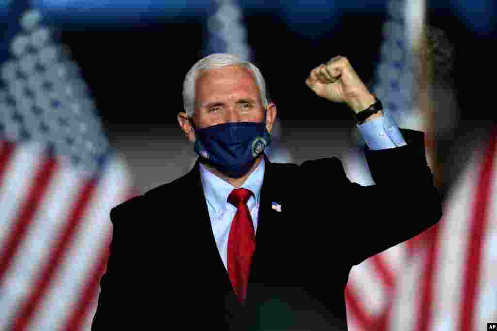 El actual vicepresidente, Mike Pence, candidato al mismo cargo en las elecciones de EE.UU. 2020, asiste a un acto de campa&#241;a en la ciudad de Flint, MIchigan, el 28 de octubre de 2020.