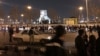 Policías antidisturbios iraníes montan guardia mientras los manifestantes se reúnen en la Plaza Azadi de Teherán el 11 de enero de 2020.