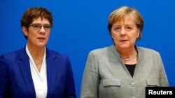 Almanya Federal Savunma Bakanı Annegret Kramp-Karrenbauer ve Başbakan Angela Merkel