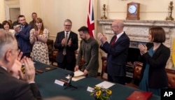 El presidente ucraniano, Volodymyr Zelenskyy, recibe una ovación de pie al ingresar a la sala del Gabinete con el primer ministro británico, Sir Keir Starmer, en el número 10 de Downing Street en Londres, el viernes 19 de julio de 2024.