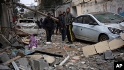 Palestinezët shikojnë dëmet e shkaktuara nga një sulm ajror izraelit në Rafah të Rripit të Gazës më 9 shkurt, 2024/AP