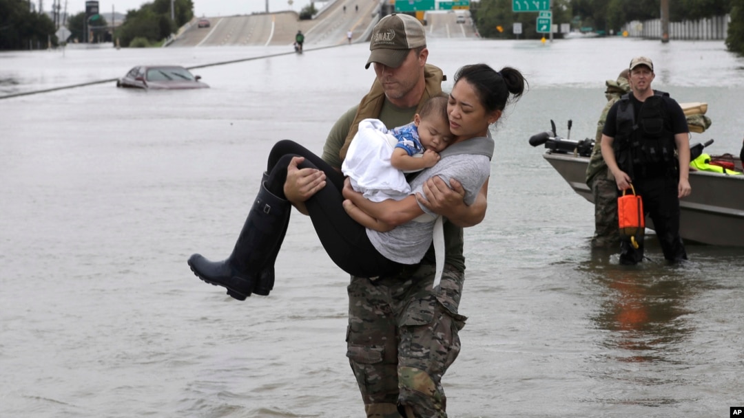 Harvey တိုက်ခတ်အပြီး Houston မြို့မှာ ရေကြီးနေ