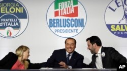ARCHIVO - De izquierda a derecha, Giorgia Meloni de Brothers of Italy, Silvio Berlusconi de Forza Italia y Matteo Salvini de la Liga asisten a un evento mediático para líderes de centroderecha antes de las elecciones generales del 4 de marzo en Roma, Italia, el 1 de marzo de 2018.
