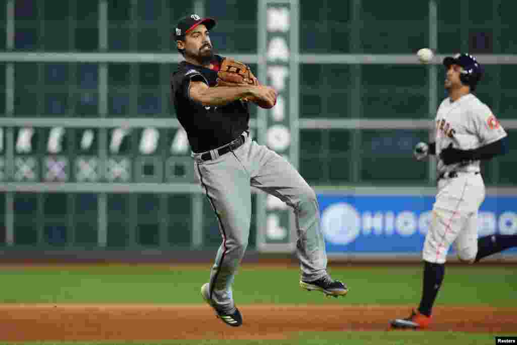 Un jagadazo del tercera base Anthony Rend&#243;n retira al &#39;center fielder&#39; Jake Marisnick en una segunda noche infausta para los Astros en la Serie Mundial, el 23 de octubre 2019. Reuters.