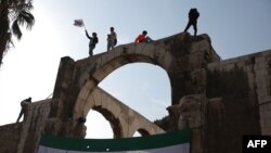 Сирійці у столиці країни Дамаску 20 грудня 2024 року, після того, як повстанці взяли Дамаск, скинувши президента Башара Асада. (Фото OMAR HAJ KADOUR / AFP)