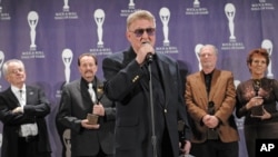 Don Wilson de The Ventures habla entre bastidores en la Ceremonia de Inducción al Salón de la Fama del Rock and Roll, el lunes 10 de marzo de 2008, en Nueva York. (Foto AP/Evan Agostini)