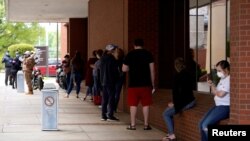 6 Nisan 2020 - ABD'nin Arkansas eyaletinde Fort Smith kentinde işsizlik başvurusu yapabilmek için sırada bekleyenler