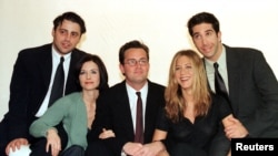 Parte del elenco de la comedia de televisión estadounidense "Friends" (de izquierda a derecha) Matt Le Blanc, Courteney Cox, Matthew Perry, Jennifer Aniston y David Schwimmer. Falta Lisa Kudrow.