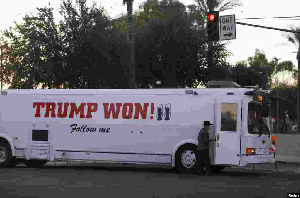Un partidario del presidente de Estados Unidos, Donald Trump, llega en autob&#250;s antes de una protesta contra la elecci&#243;n del presidente electo Joe Biden, en Phoenix, Arizona. 17 de enero de 2021.