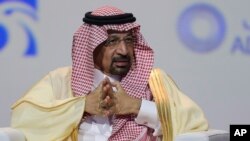 El ministro del petróleo de Arabia Saudí, Khalid Al-Falih, en conferencia de prensa en Abu Dhabi, el domingo 13 de enero de 2019.