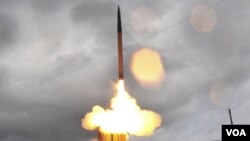 Lanzamiento de prueba de un misil del avanzado sistema de defensa antiaérea de gran altitud conocido como THAAD.