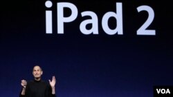 Steve Jobs hizo efectiva su renuncia a través de una breve carta. Las acciones de Apple cayeron.