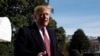 El presidente de Estados Unidos, Donald Trump, saluda mientras habla a los medios de comunicación sobre el South Lawn de la Casa Blanca en Washington, EE.UU.