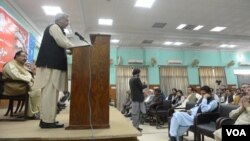 د اجمل خټک په دغه کتاب کې هاغه مضامين شامل دي چې نوموړي پخپل ژوند په بيلا بيلو علمي، ادبي، اولسي اؤ سياسي موضوعاتو ليکلي وؤ.