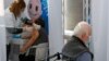 Una trabajadora de salud aplica una vacuna anti COVID-19 a una mujer israelí en Clalit Health Services, en la ciudad costera de Tel Aviv el 3 de enero de 2021. 