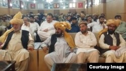 خو د گل، دوشنبې، په ورځ په واڼا کې د ځايي مشرانو، سیاسي کارکونکو او تاجرانو د پولیټیکل انتظاميي ترمنځ په خبرو اترو کې دا فيصله وشوه چې حکومت به د جنوبي وزیرستان څخه د چلغوزو په بهر وړلو پابندي ختمه کړي او تاجران به د ایگري پارک نه اجازت نامه اخیستلو ته غاړه کښیږدي