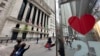 Una tienda frente a la Bolsa de Valores de Nueva York muestra un corazón el jueves 16 de mayo de 2024 en Nueva York. El Promedio Industrial Dow Jones superó brevemente el nivel de 40.000 puntos el jueves por primera vez, pero cerró con una caída del 0,1 %.
