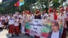 ICJ မှာ တရားရင်ဆိုင်ပြီး မြန်မာနိုင်ငံကို ပြန်လာတဲ့ ဒေါ်အောင်ဆန်းစုကြည်နဲ့ မြန်မာအစိုးရ ကိုယ်စားလှယ်အဖွဲ့ကို နေပြည်တော်မှာ ပြည်သူများက သောင်းသောင်းဖြဖြ ကြိုဆိုမှုမြင်ကွင်း။ (ဓာတ်ပုံ - ဗွီအိုအေမြန်မာပိုင်း၊ ဒီဇင်ဘာ ၁၄၊ ၂၀၁၉)