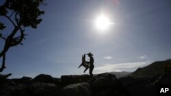 Douglas Yriarte lleva sillas de alquiler para turistas en la playa La Última que estuvo cerrada durante meses en medio de la pandemia de COVID-19 en La Guaira, Venezuela. Octubre 23, 2020.