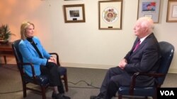 El senador Ben Cardin, el demócrata de más alto rango en el Comité de Relaciones Exteriores del Senado, habla con la colaboradora de VOA Greta Van Susteren, el viernes 5 de enero de 2018 (Foto: D. Furtrowsky / VOA)